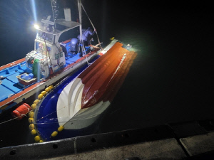 여수 해상서 소형 어선 뒤집혀…승선원 2명 구조