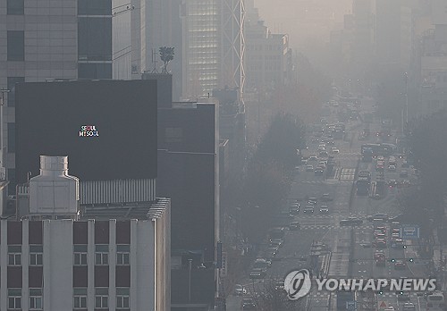오늘 대기질 나빠…미세먼지속 오전까지 곳곳에 짙은 안개