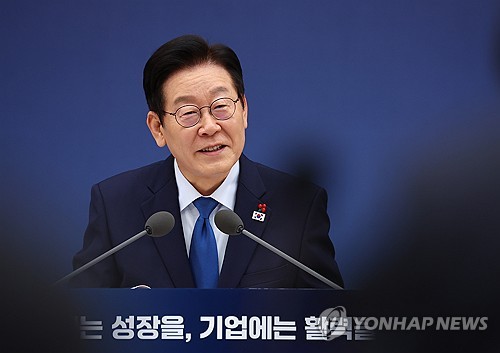 李대통령 "업무보고 발언 후 뒤에서 딴 얘기…국민 무서워해야"