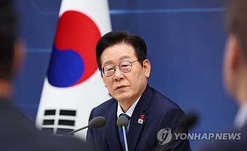 李대통령 "업무보고 발언 후 뒤에서 딴 얘기…국민 무서워해야"