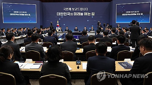 (세종=연합뉴스) 김도훈 기자 = 이재명 대통령이 17일 정부세종컨벤션센터에서 열린 산업부·지식재산처·중소벤처기업부 업무보고에서 발언하고 있다. 2025.12.17 superdoo82@yna.co.kr
