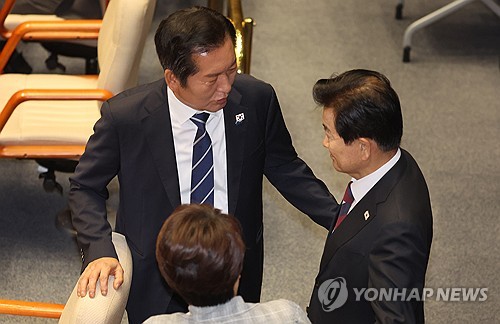 (서울=연합뉴스) 김주성 기자 = 더불어민주당 정청래 대표가 25일 국회 본회의에서 '더 센' 상법 개정안에 반대하는 국민의힘 주진우 의원의 필리버스터가 진행되는 동안 정동영 통일부 장관과 대화하고 있다. 2025.8.25 utzza@yna.co.kr