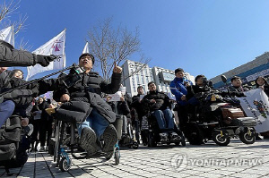 '고속버스에 휠체어 리프트 의무화' 민사소송 항소심 돌입