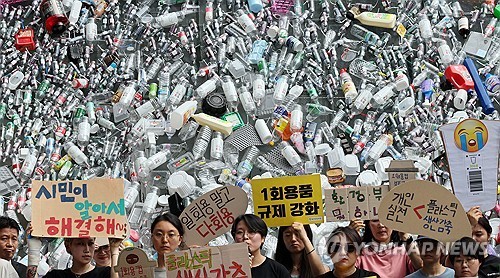 플라스틱 일회용컵 돈 내고 사게 바뀐다…빨대는 '요청 시' 제공