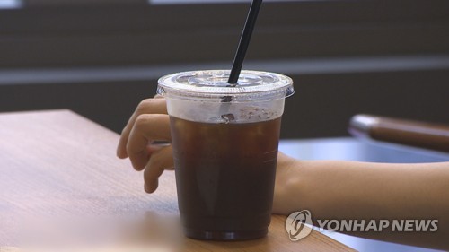 플라스틱 일회용컵 돈 내고 사게 바뀐다…빨대는 '요청 시' 제공