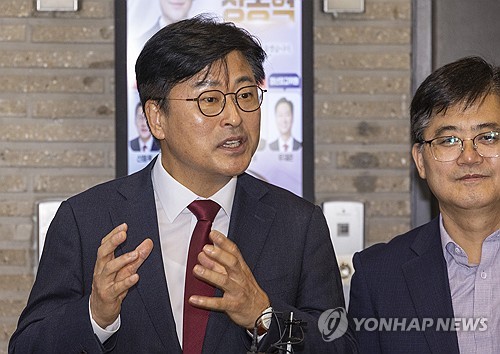 (서울=연합뉴스) 황광모 기자 = 국민의힘 김종혁 전 최고위원이 11일 서울 여의도 중앙당사에서 열린 중앙윤리위원회에 출석해 소명한 뒤 취재진과 만나 인터뷰하고 있다. 김 전 최고위원은 SNS와 방송에서 계파 갈등을 조장했다는 주장이 윤리위에 접수돼 이날 윤리위에 출석했다. 2025.9.11 hkmpooh@yna.co.kr