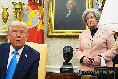 백악관 비서실장, 잡지인터뷰서 "트럼프, 알코올중독자의 성격"