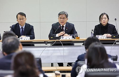 (서울=연합뉴스) 서명곤 기자 = 허민 국가유산청장이 17일 서울 종로구 국립고궁박물관에서 2026년 국가유산청 주요업무계획에 대해 브리핑한 뒤 취재진의 질문에 답하고 있다. 2025.12.17 seephoto@yna.co.kr