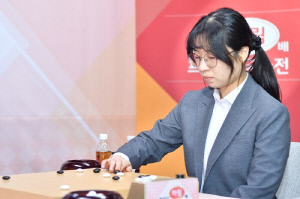 최정, 극적인 막판 뒤집기…하림배 결승 2국 '기사회생'