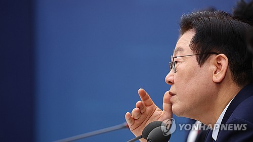 李대통령, 혐오 현수막 단속 촉구…"온 사회를 수치스럽게 해"