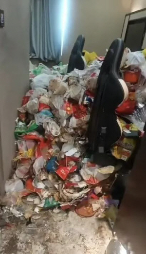 2년 넘게 호텔 투숙, 방 안은 '쓰레기 산'…화장실 휴지가 탑처럼 쌓여