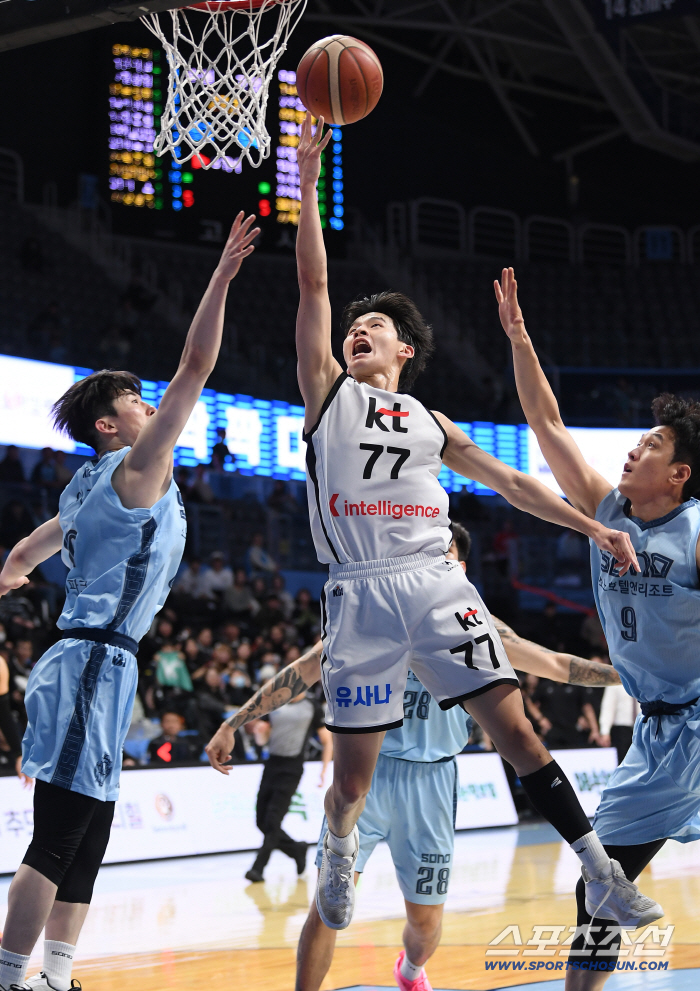 수원 KT '초특급 신인'의 각오…"'강성욱 아빠'로 기억에 남게 하라고 했다"