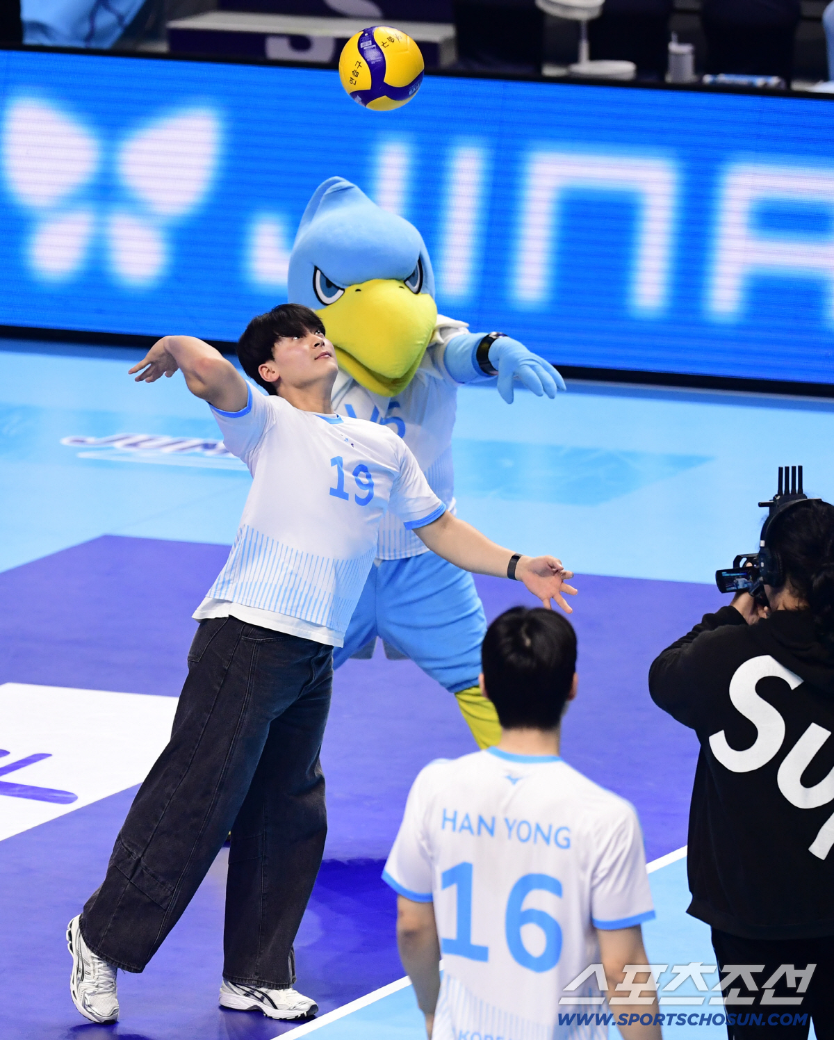 "원래 스파이크 서브 하려고 했는데…" 완벽했던 시구, 이유가 있었다? …