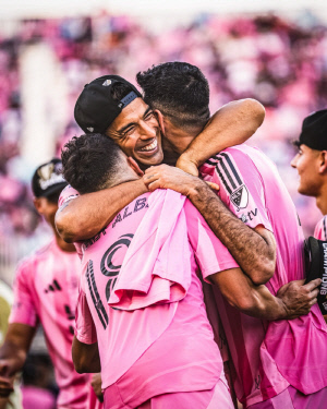 '깨물기 스페셜리스트' 메시와 MLS서 한 시즌 더 뛴다…