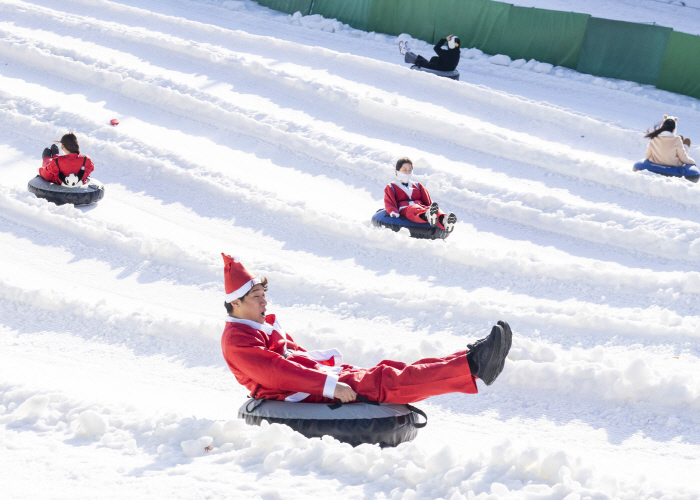 "산타·루돌프 코스튬 우대" 에버랜드에서 이색 눈썰매 즐낄까