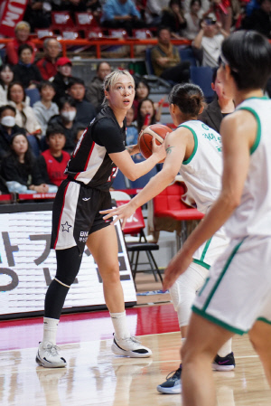 '진안 24득점→김소니아 부상 투혼' 부산 BNK, '진안 더블더블' 부천 하나은행 69-66 제압