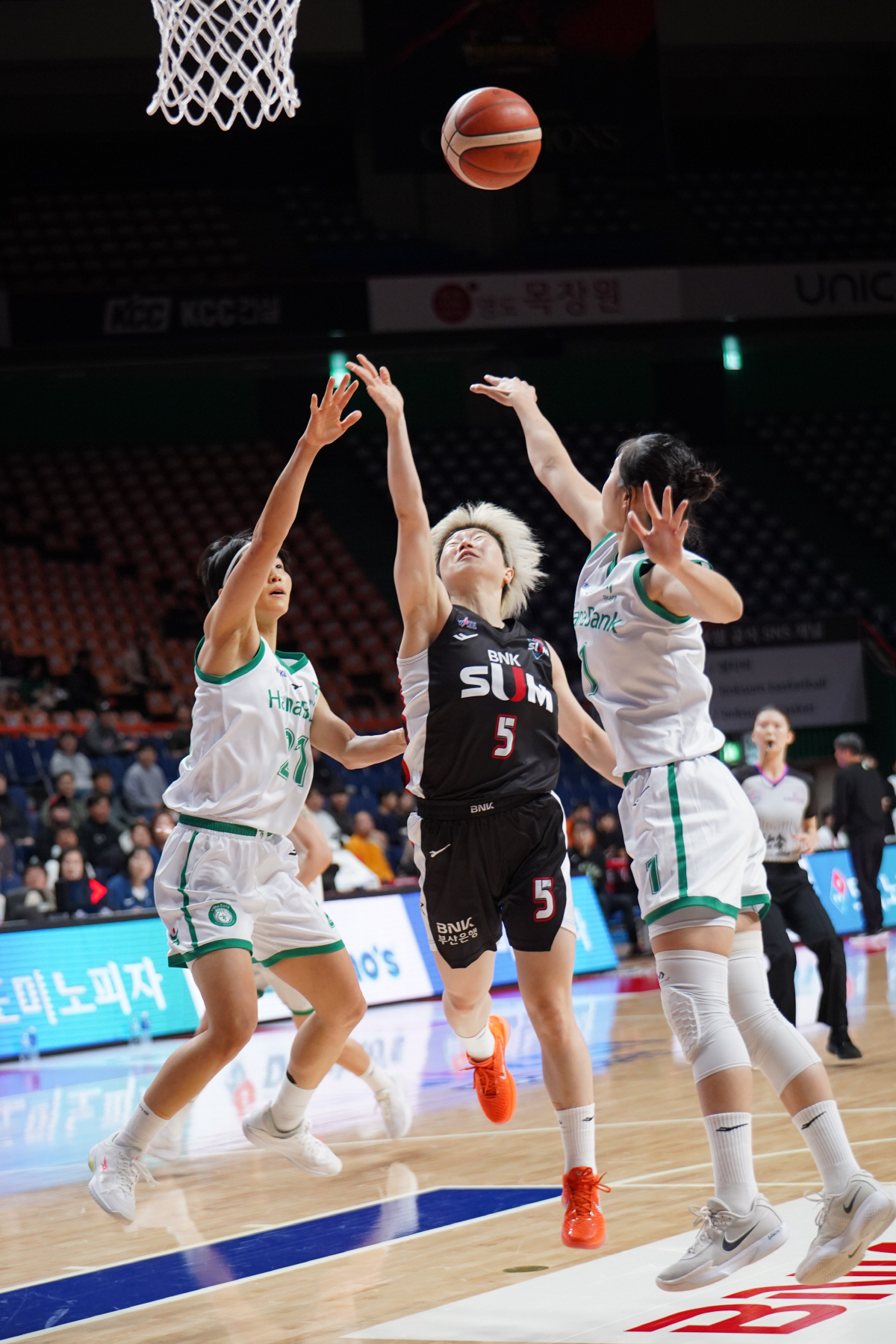 '진안 24득점→김소니아 부상 투혼' 부산 BNK, '진안 더블더블' 부…