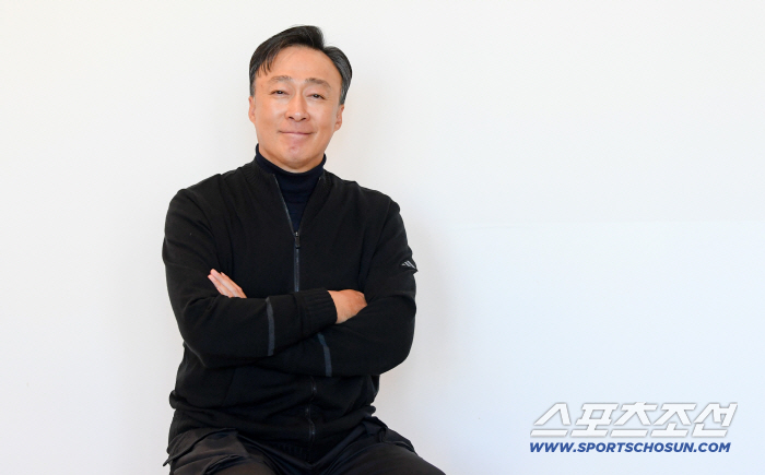 [단독] "청룡이 왜 이러지? 너무 좋은데"…이성민, 4전 5기 도전 끝 품에 안은 트로피(청룡 수상인터뷰)