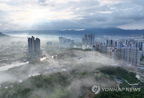 강원 내륙 출근길 짙은 안개…빙판길 안전사고 유의