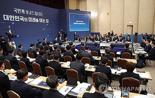 (세종=연합뉴스) 김도훈 기자 = 산업부·지식재산처·중소벤처기업부가 17일 정부세종컨벤션센터에서 이재명 대통령에게 업무보고를 하고 있다. 2025.12.17 superdoo82@yna.co.kr