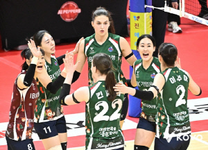 여자배구 기업은행-페퍼저축은행, 봄배구 꿈 '엇갈린 행보'