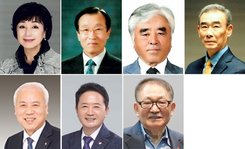 윗줄 왼쪽부터 김현숙 한국미술협회 제주도지회 회원(예술 부문), 김계담 전 서귀포문화학교 교장(교육 부문), 고홍철 제주언론인클럽 회장(언론·출판 부문), 오선홍 제주도체육회 부회장(체육 부문). 아랫줄 왼쪽부터 고봉주 제주시농업협동조합장(1차산업 부문), 허능필 재외제주도민회총연합회·서울제주특별자치도민회 명예회장(국내 재외도민 부문), 이한진 전 재미뉴욕제주도민회장(국외 재외도민 부문). [제주도 제공. 재판매 및 DB 금지]