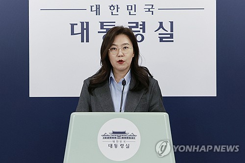 대통령실, 생중계 업무보고에 "李대통령, 감시대상 되겠다는 것"