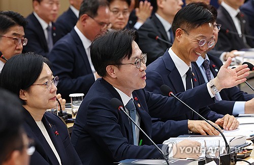 김정관 산업장관 "가짜일 30% 줄이기, 국민 시선이 기준"