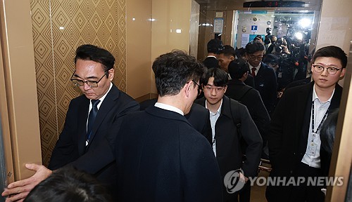 (서울=연합뉴스) 신현우 기자 = 17일 국회의원회관 내 국민의힘 김기현 의원 사무실에서 압수수색을 마친 김건희특검팀 관계자들이 승강기에 탑승하고 있다. 특검팀은 이날 김건희 여사의 '로저비비에 가방 수수 의혹'과 관련해 김 의원 사무실과 주거지 등을 압수수색했다. 2025.12.17 nowwego@yna.co.kr