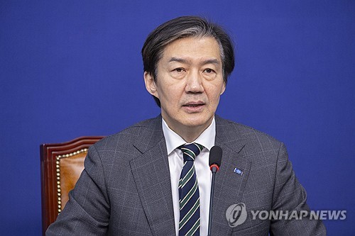 조국, 與·국힘 동시 겨냥 "'말뚝만 꽂아도 당선' 선거법 타파"