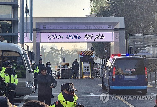 (서울=연합뉴스) 김철선 기자 = 윤석열 전 대통령을 태운 호송 차량이 18일 서울 용산구 중앙지역군사법원에 도착하고 있다. 윤 전 대통령은 이날 열리는 여인형 전 방첩사령관의 내란 중요임무 종사 혐의 재판에 증인으로 출석했다. 2025.12.18 kcs@yna.co.kr