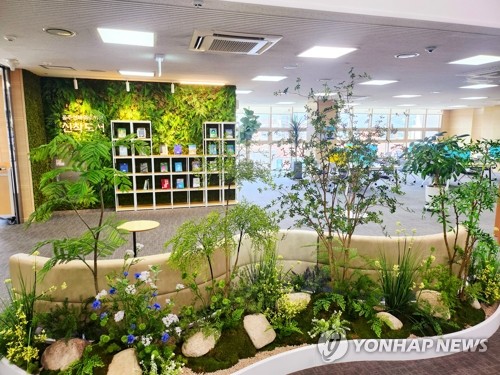 (울산=연합뉴스) 21일 울산 울주군은 울주선바위도서관이 시설개선 공사 철거작업으로 인한 임시 휴관을 마치고 운영을 재개했다고 밝혔다. 휴관 기간 종합자료실의 책상과 의자 등 집기 351개를 모두 교체하고 실내 조경공사를 마쳤다. 사진은 선바위도서관 내부 전경. 2025.8.21 [울주군 제공.재판매 및 DB 금지] young@yna.co.kr