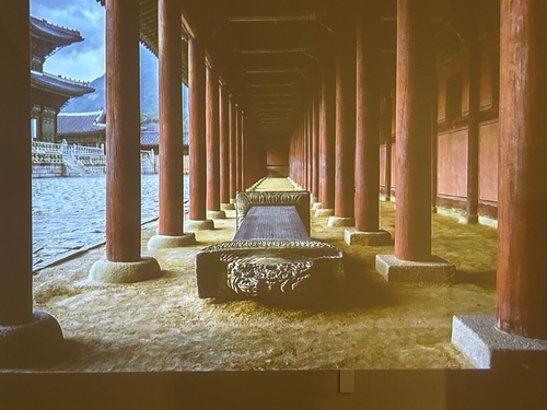 (서울=연합뉴스) 김예나 기자 = 18일 서울 광화문 대한민국역사박물관에서 개막한 '1945-1948 역사 되찾기, 다시 우리로' 특별전에서 해남 명량대첩비를 다룬 영상이 나오고 있다. 영상은 생성형 인공지능(AI)을 활용해 만들었다. 2025.12.18 yes@yna.co.kr