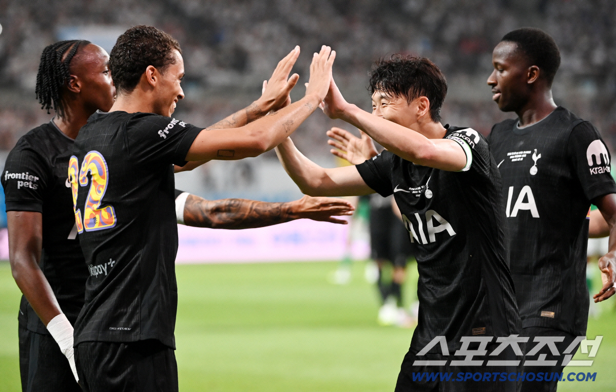 진심으로 캡틴 SON 사랑했구나...마지막 연설→구석서 눈물 뚝뚝 '찰칵…