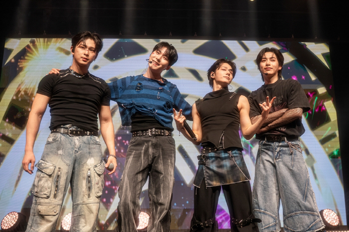 원어스, 미주·아시아·유럽까지 월드투어 성료…"나라와 언어 달라도 마음으…