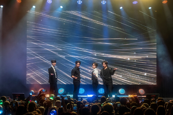 원어스, 미주·아시아·유럽까지 월드투어 성료…"나라와 언어 달라도 마음으…