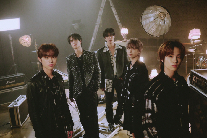 캐치더영, 에메랄드 캐슬 '발걸음' 재해석…명곡 리메이크로 겨울 감성 정조준