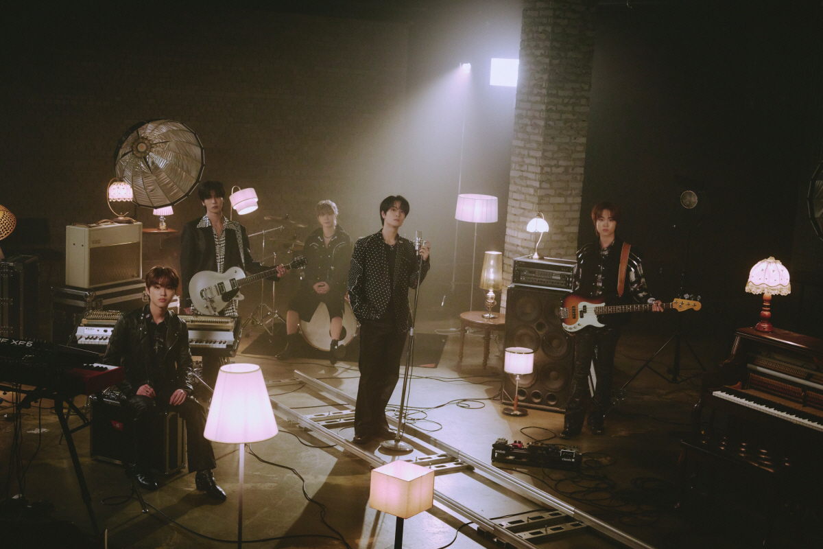 캐치더영, 에메랄드 캐슬 '발걸음' 재해석…명곡 리메이크로 겨울 감성 정…