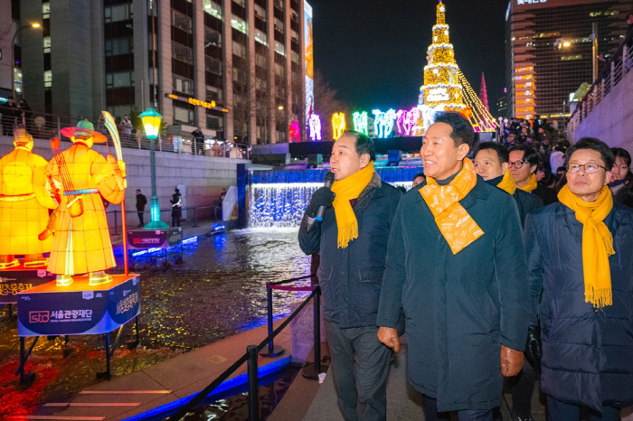 겨울밤 서울 명소 된 '청계천·우이천'…'반짝반짝' 3주도 안남았다고?