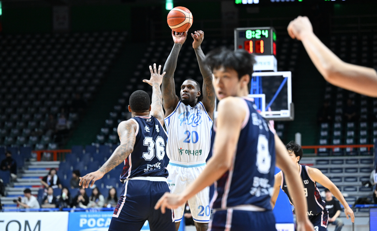 [KBL리뷰]'너한텐 질수 없지!' KCC '라건아 더비'서 가스공사에 …