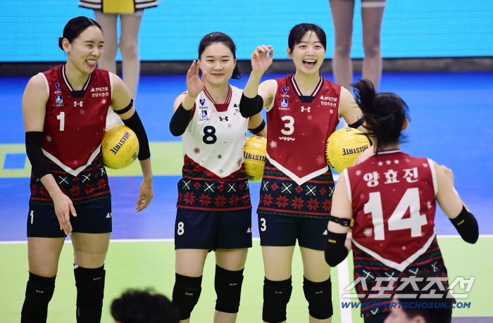 산타복 입은 치어리더+선수들 '5연승 산타 랠리', 현대건설 크리스마스 앞두고 신바람 5연승 질주[수원현장]