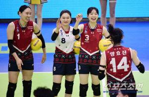 산타복 입은 치어리더 선수들 '5연승 산타 랠리', 현대건설 크리스마스 앞두고 신바람 5연승 질주[수원현장]