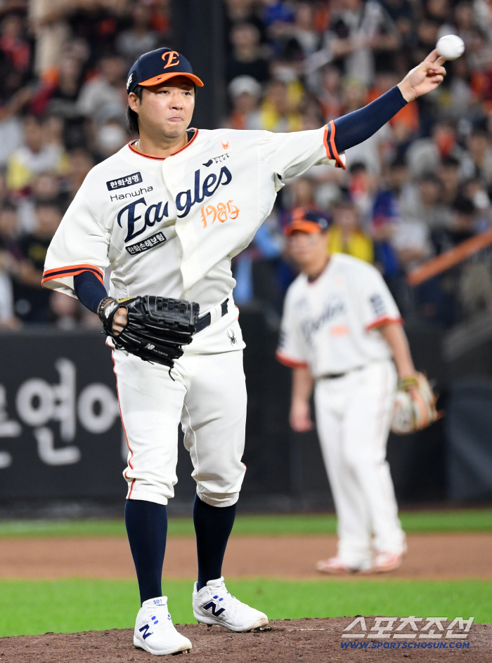 '선수들 요구 거셌다' 피치클락 견제 제한, 도입 유예 확정...시간은 2초 단축