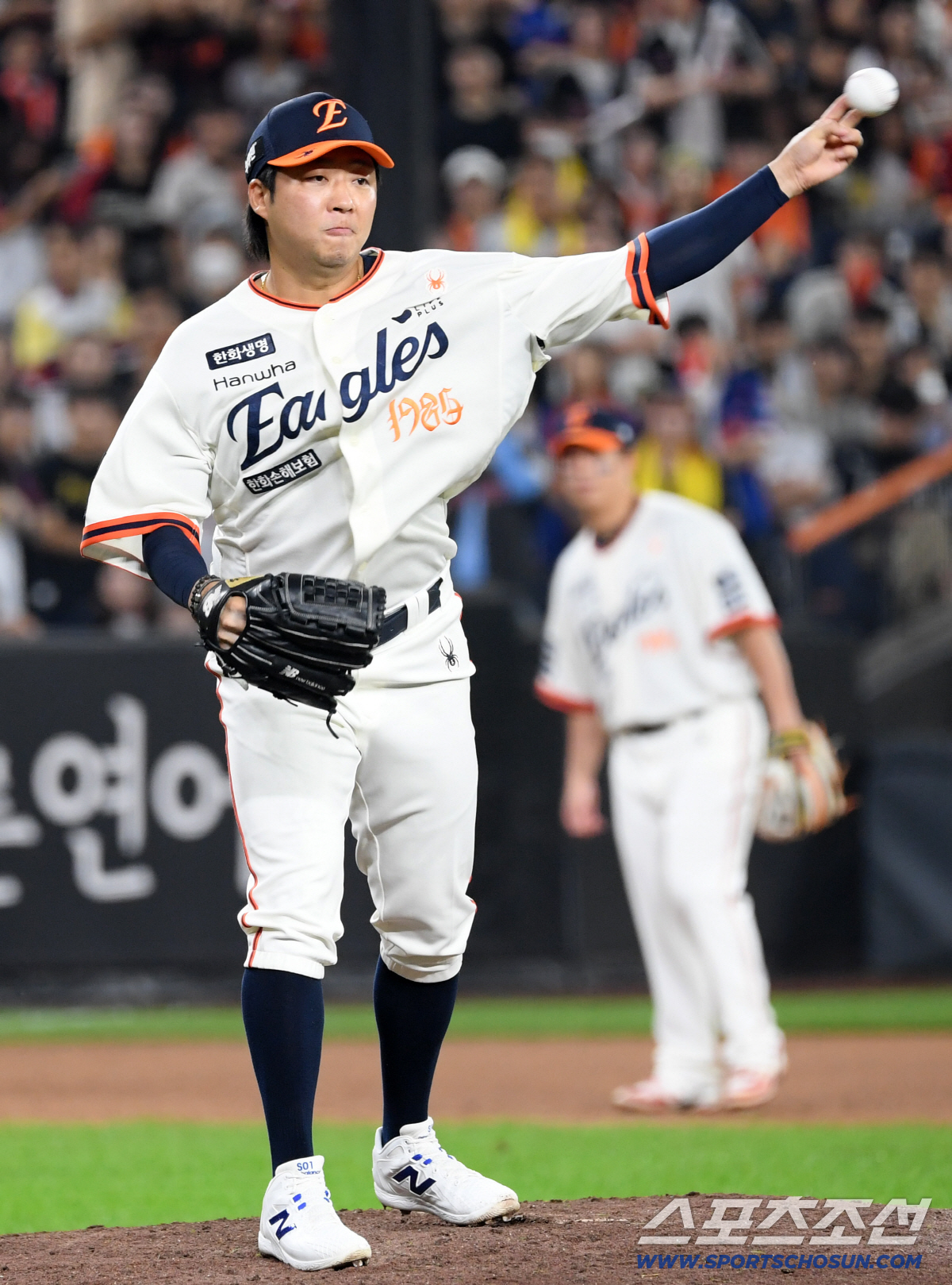 '선수들 요구 거셌다' 피치클락 견제 제한, 도입 유예 확정...시간은 …