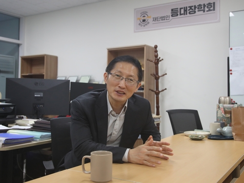 "등대지기를 찾습니다"…재심 전문변호사 박준영의 '부캐'