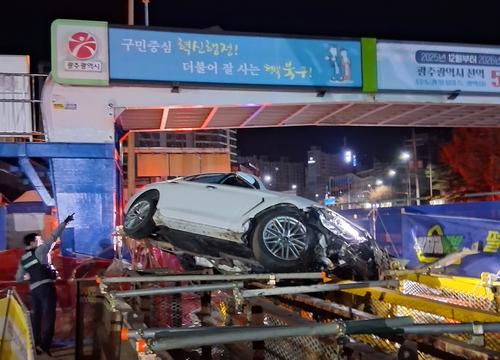 도시철도 2호선 공사현장 '돌진'…음주운전 20대 입건