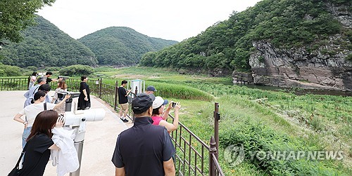(울산=연합뉴스) 김용태 기자 = 13일 울산시 울주군 대곡리 반구대 암각화 전망대에서 시민이 망원경으로 암각화를 관람하고 있다. 지난 12일 '울주 대곡리 반구대 암각화'와 '울주 천전리 명문과 암각화'로 구성된 '반구천의 암각화'가 유네스코 세계유산으로 등재됐다. 2025.7.13 yongtae@yna.co.kr