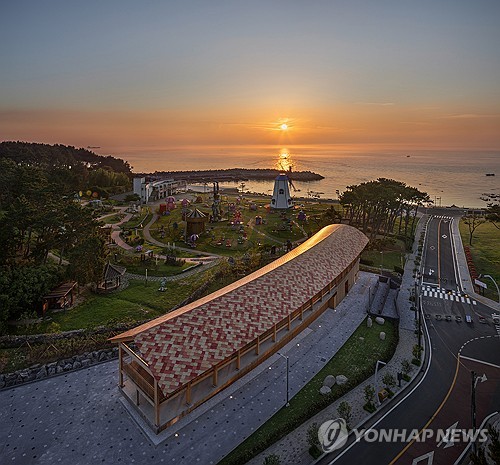 (울산=연합뉴스) 울산 울주군은 울산 대표 해맞이 관광명소인 간절곶에 조성된 공공건축 '간절루'(艮絶樓)가 2025 국제디자인어워드(IDA) 건축 부문에서 본상과 동상을 동시에 받았다고 17일 밝혔다. 올해로 19회를 맞은 국제디자인어워드는 건축, 그래픽, 패션, 인테리어, 제품디자인 분야에서 진행하는 국제 디자인 공모전이다. 2025.12.17 [울주군 제공.재판매 및 DB 금지] young@yna.co.kr