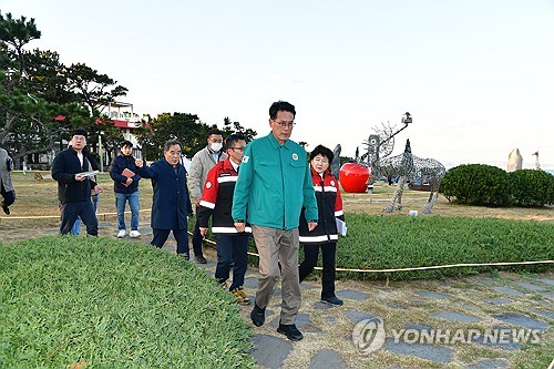 (울산=연합뉴스) 5일 이순걸 울산시 울주군수(맨 앞)가 이춘근 울주문화재단 대표이사, 박경례 문화관광국장 및 관계 공무원 일행과 함께 서생면 대송리 간절곶을 방문, 2025 간절곶 해맞이 행사 준비상황을 점검하고 있다. 2024.12.5 [울주군 제공.재판매 및 DB 금지] young@yna.co.kr