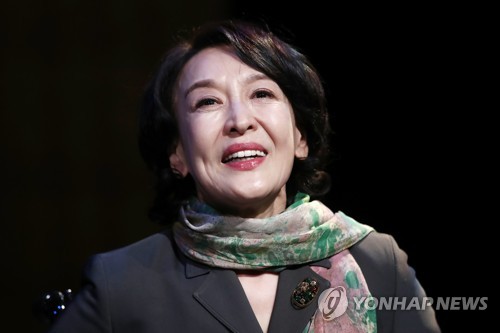 '1세대 연극 스타' 배우 윤석화, 뇌종양 투병 중 별세(종합)